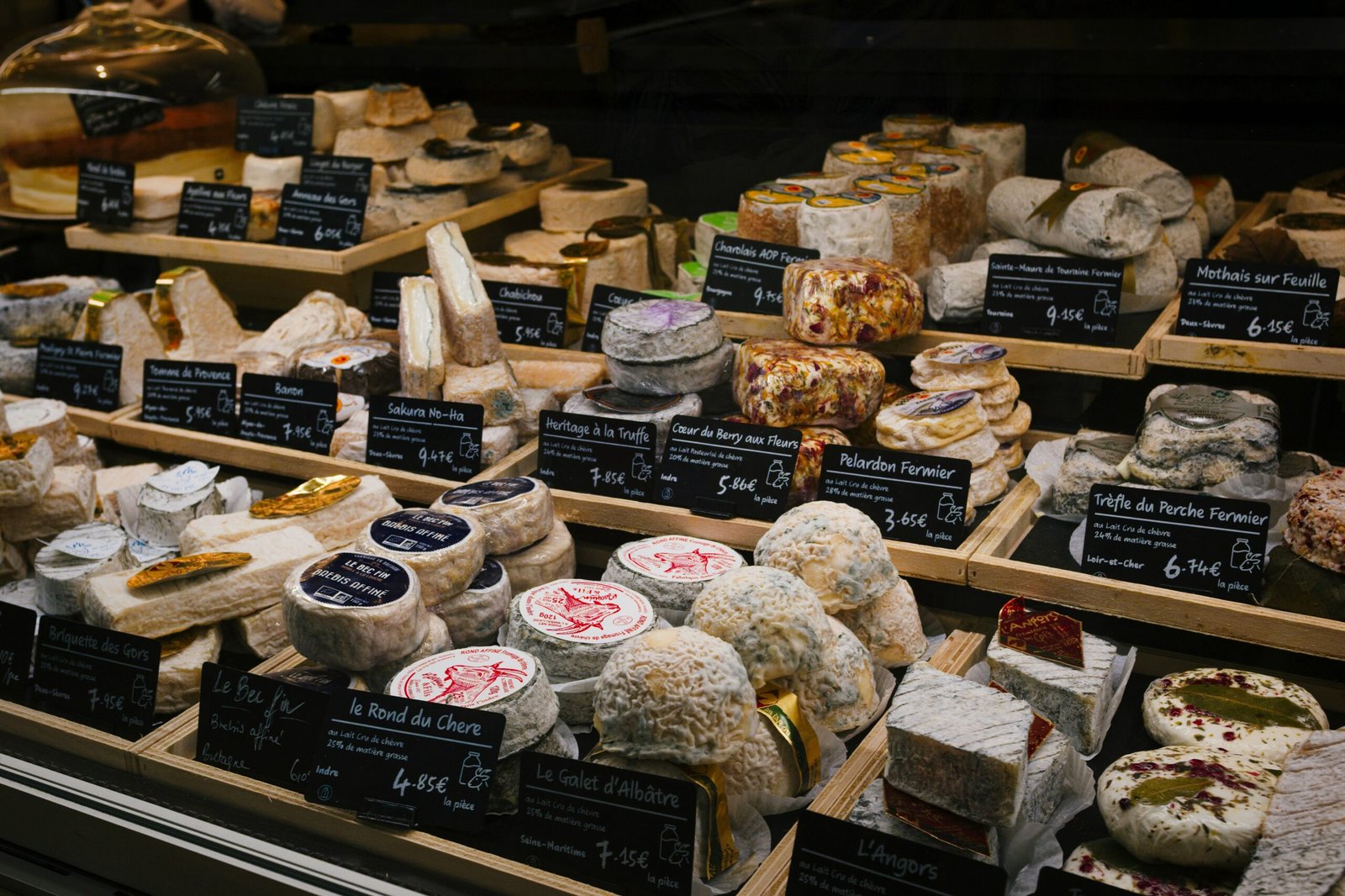Read more about the article A Journey Through French Cheese: A World of Flavor and Tradition